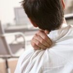 سرما باعث درد شانه می شود/ نسخه طب سنتی برای درمان شانه یخ زده