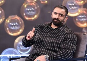 صحبت‌های هادی چوپان در خانه یکی از دانش‌آموزان شهید مینابی
