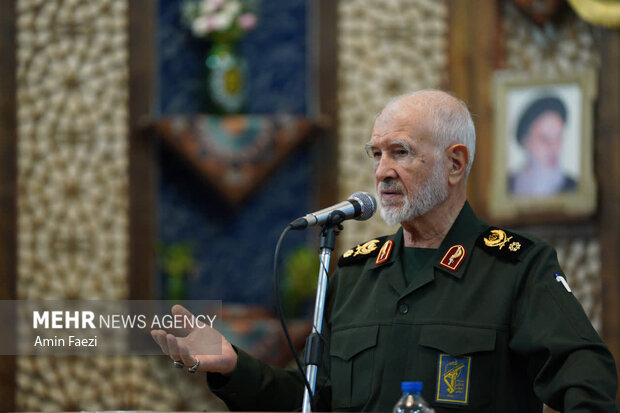 عزت ملت ایران در تبعیت از ولایت و حفظ وحدت ملی است
