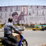 مشت‌های گره کرده رهبر شهید بر روی بزرگترین بیلبورد شهری ایران