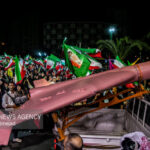 نمایش پهپاد آبی و صورتی در تجمع مردم قم
