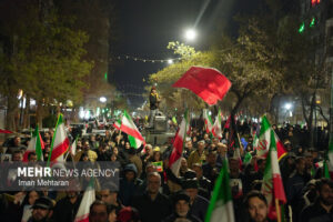 همخوانی سرود «ای ایران» توسط مردم کرمانشاه در اجتماع شبانه