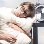 چرا بی دلیل ساعت ۴ صبح بیدار می‌شویم؟