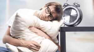 چرا بی دلیل ساعت ۴ صبح بیدار می‌شویم؟