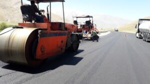 آغاز عملیات روکش آسفالت راه روستایی «فیال» در بروجرد