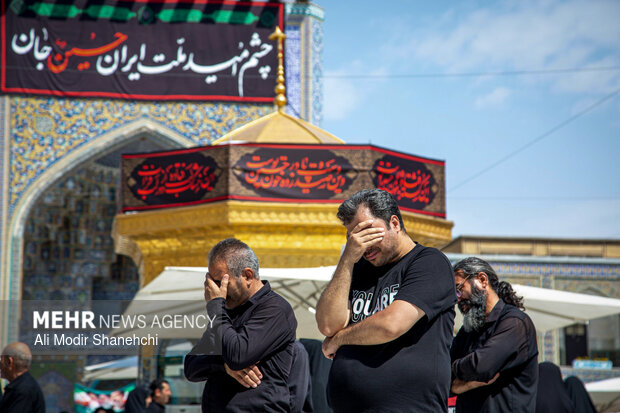 حرم مطهر امام رضا(ع) همزمان با عاشورای حسینی غرق در حزن و اندوه