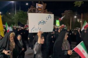 حماسه ۱۰۰ شب پرچم‌گردانی؛ هنرنمایی مردم بام ایران ادامه دارد