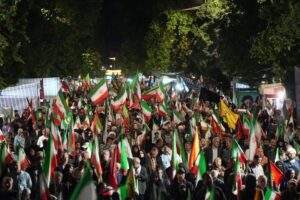 مردم همچنان پای انقلاب و رهبری ایستاده اند؛ حماسه حضور در موج ۹۸