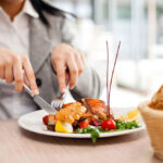 مطالعه جدید: غذا خوردن بیرون از خانه، چاقی را همه‌گیر کرد