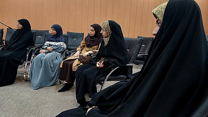نویسنده کتاب «روی ماه دی»: شهدا انگیزه نوشتن را به من دادند نویسنده کتاب «روی ماه دی»: شهدا انگیزه نوشتن را به من دادند