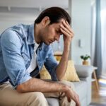 عوارض سرکوب احساسات روی بدن و روان شما؛ از از هجوم افکار در نیمه‌شب تا اضطراب بی‌دلیل