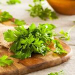 چند گیاه و ادویه ساده در آشپزخانه شما که ویتامین سی زیادی دارند