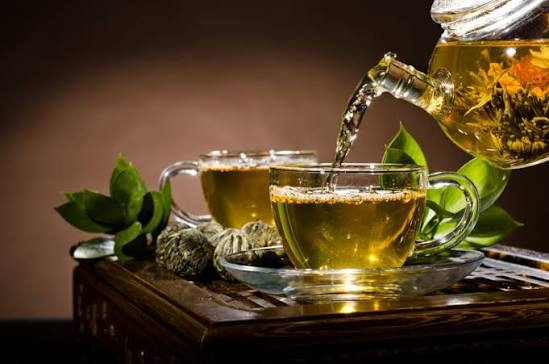 ۵ دمنوش محبوب در طب سنتی که خیلی‌ها برای آرامش و گوارش سراغشان می‌روند