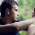 چرا با غریبه‌ها راحت‌تر درددل می‌کنیم؟